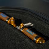 Im Frunk befinden sich die beiden Reservoire für das 
Öhlins-
Dämpfer-System