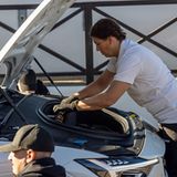 Mit den beiden Schrauben, oben an den Reservoiren wird 
die 
Einstellung vorgenommen