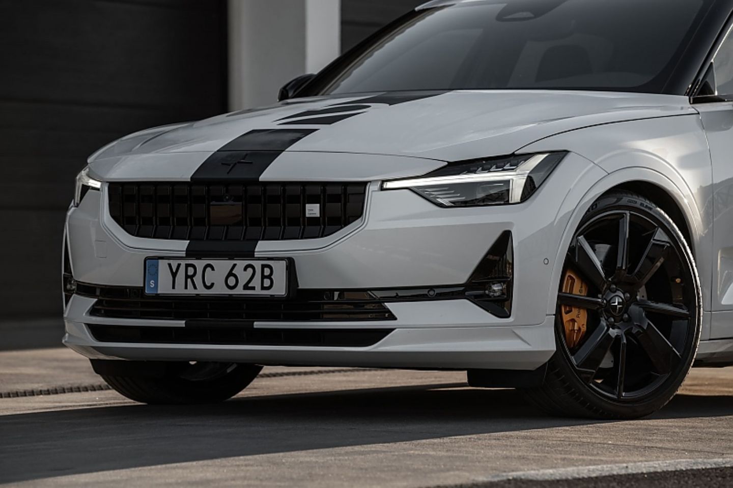 Der Polestar 2 BST Edition 270 wiegt 2.113 Kilogramm