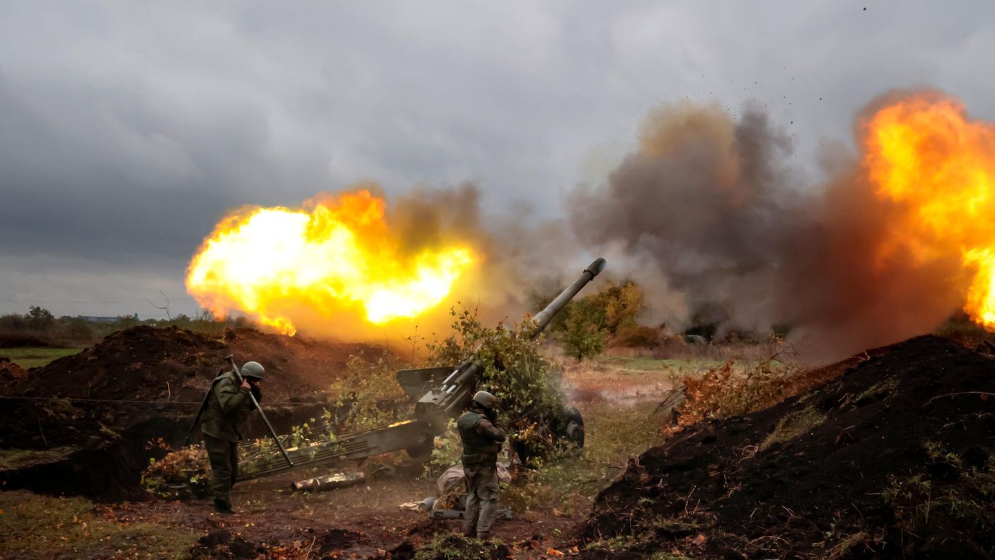 Soldaten feuern im Krieg in der Ukraine