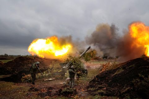 Soldaten feuern im Krieg in der Ukraine