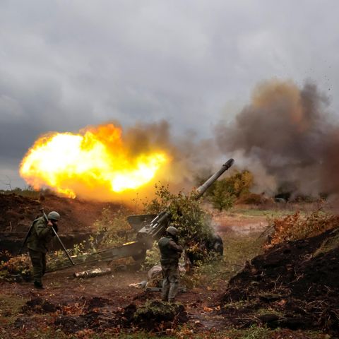 Soldaten feuern im Krieg in der Ukraine