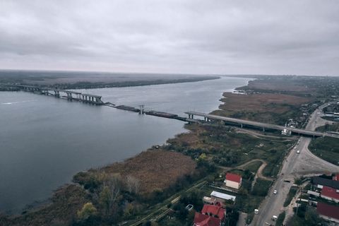 Blick auf die zerstörte Antoniwsky-Brücke über den Dnepr.