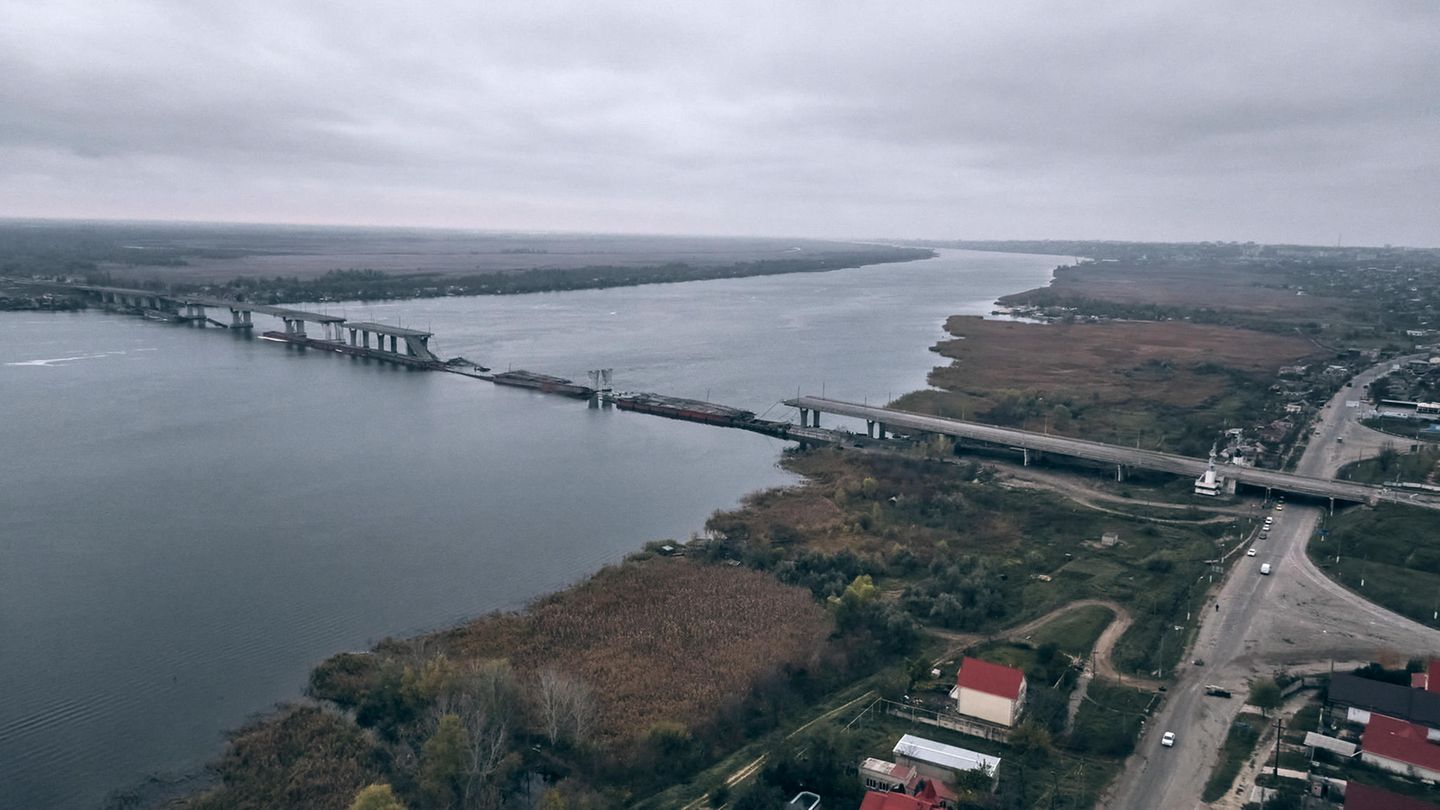 Blick auf die zerstörte Antoniwsky-Brücke über den Dnepr.