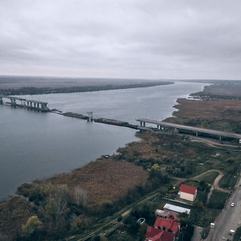 Blick auf die zerstörte Antoniwsky-Brücke über den Dnepr.