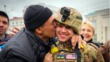 Ein Einwohner von Cherson küsst einen ukrainischen Soldaten.