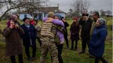 Ein ukrainischer Soldat umarmt seine Mutter.