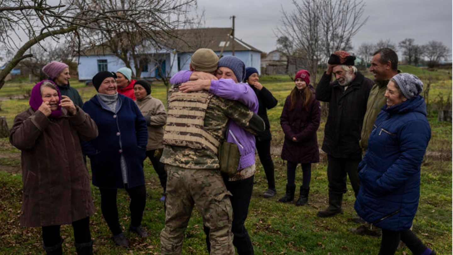 Ein ukrainischer Soldat umarmt seine Mutter.