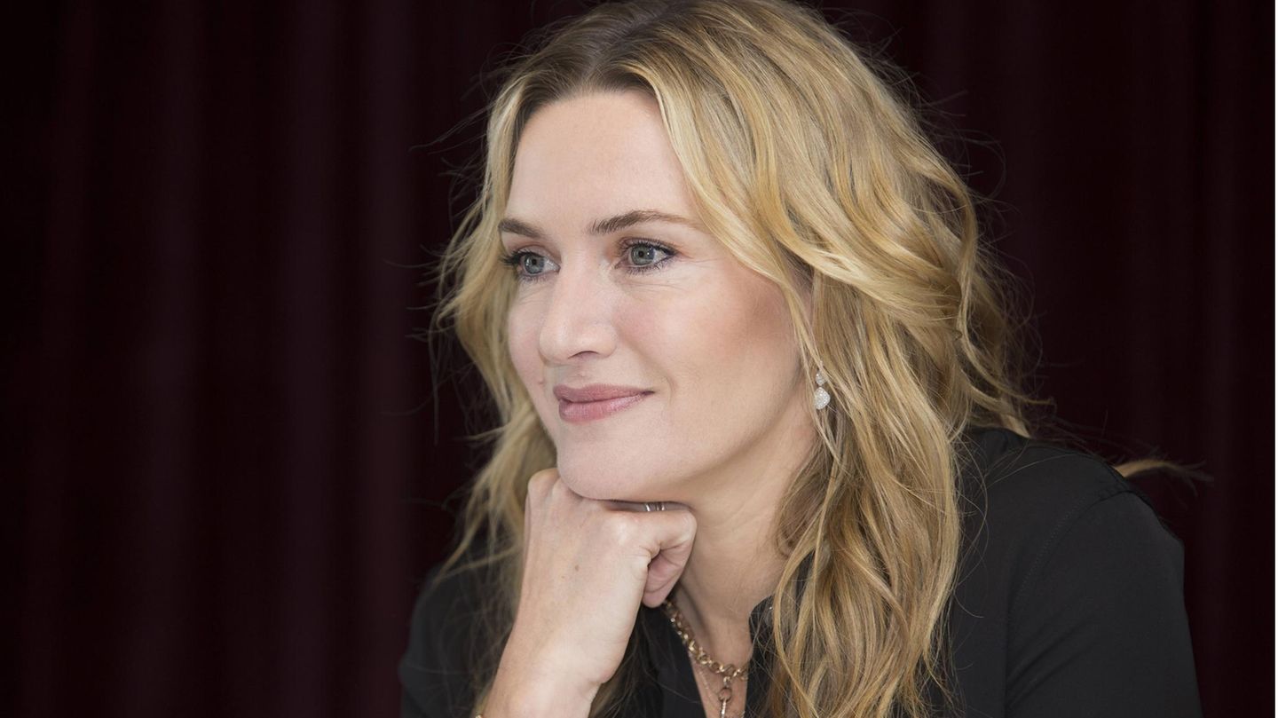 Kate Winslet stützt ihren Kopf auf die Hand