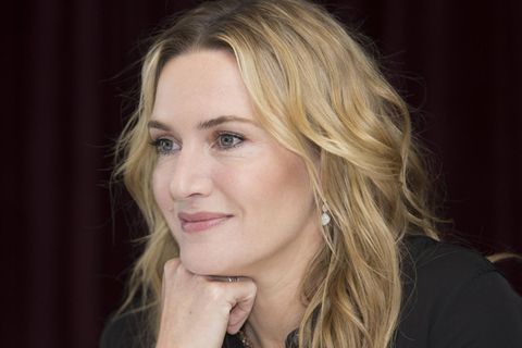 Kate Winslet stützt ihren Kopf auf die Hand