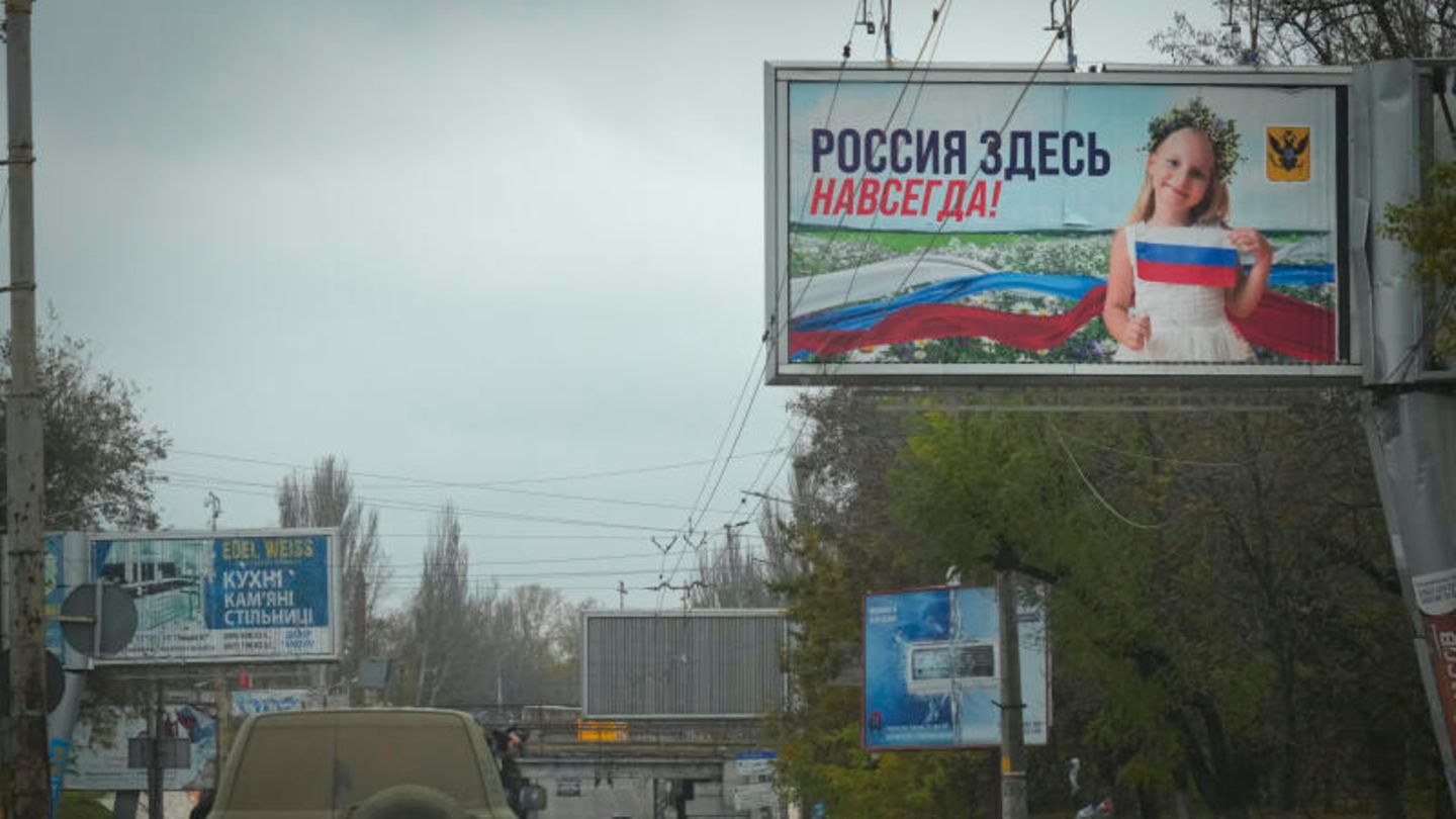 Ende der russischen Besatzung: Historischer Irrtum: "Russland ist für immer hier" heißt es auf dem Plakat oben rechts im Bild. Cherson war die einzige Regionalhauptstadt, die die russischen Truppen erobert hatten. Damit ist es nun vorbei. Moskau verliert damit auch einen strategischen Stützpunkt, um die Offensive in Richtung Mykolajiw und zum Schwarzmeerhafen Odessa fortsetzen zu können. Historischer Irrtum: "Russland ist für immer hier" heißt es auf dem Plakat oben rechts im Bild. Cherson war die einzige Regionalhauptstadt, die die russischen Truppen erobert hatten. Damit ist es nun vorbei. Moskau verliert damit auch einen strategischen Stützpunkt, um die Offensive in Richtung Mykolajiw und zum Schwarzmeerhafen Odessa fortsetzen zu können.