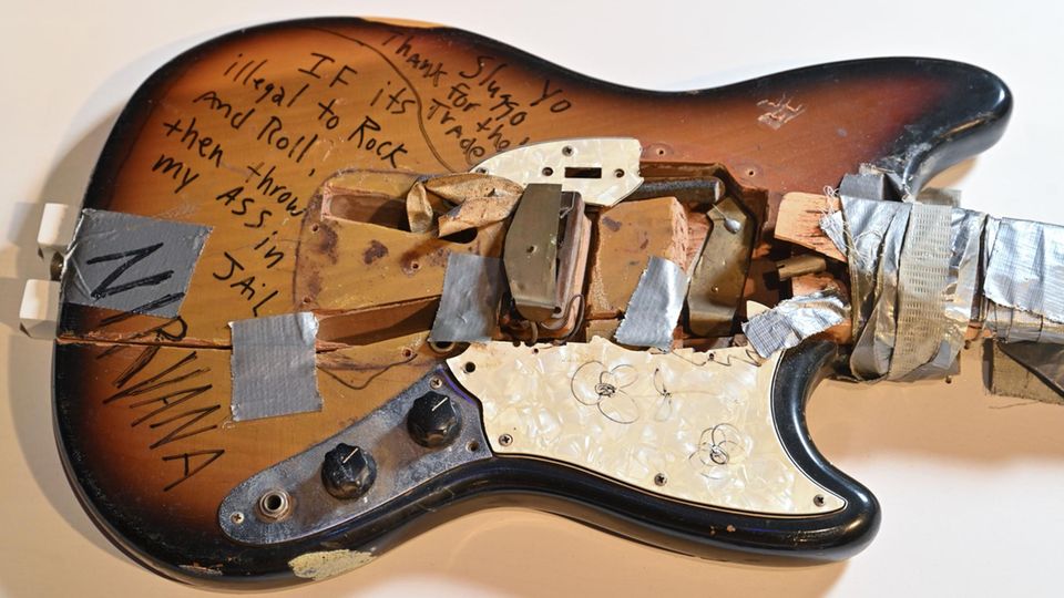 Die von Kurt Cobain zerschmetterte Gitarre wird an mehreren Stellen von Klebeband zusammengehalten