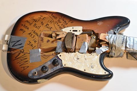 Die von Kurt Cobain zerschmetterte Gitarre wird an mehreren Stellen von Klebeband zusammengehalten