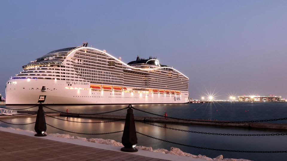 WM 2022: Platz für 6700 Passagiere: Luxus-Kreuzfahrtschiff steht bereit für Fußballfans WM 2022: Platz für 6700 Passagiere: Luxus-Kreuzfahrtschiff steht bereit für Fußballfans