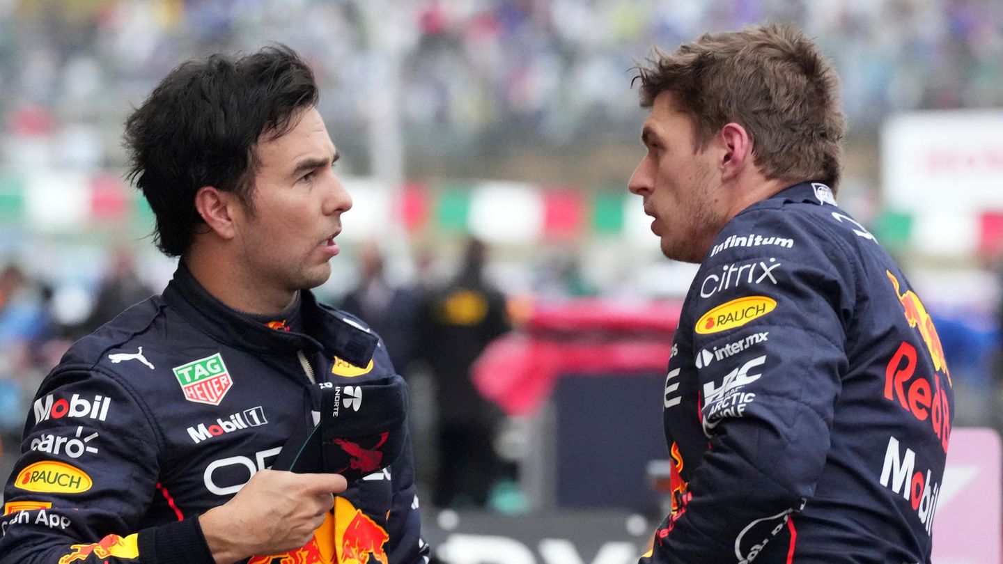 Sergio Perez redet nach dem Rennen in Interlagos mit dem Teamkollege und Weltmeister Max Verstappen