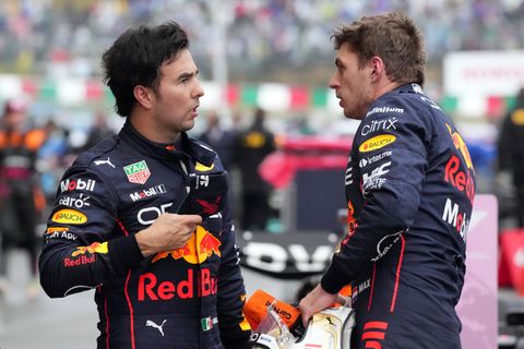 Sergio Perez redet nach dem Rennen in Interlagos mit dem Teamkollege und Weltmeister Max Verstappen