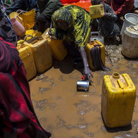 Dürre Somalia: Eine Frau schöpft Wasser vom Boden