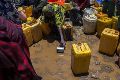 Dürre Somalia: Eine Frau schöpft Wasser vom Boden