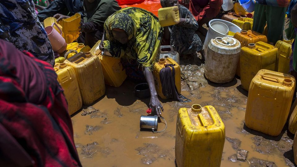 Dürre Somalia: Eine Frau schöpft Wasser vom Boden