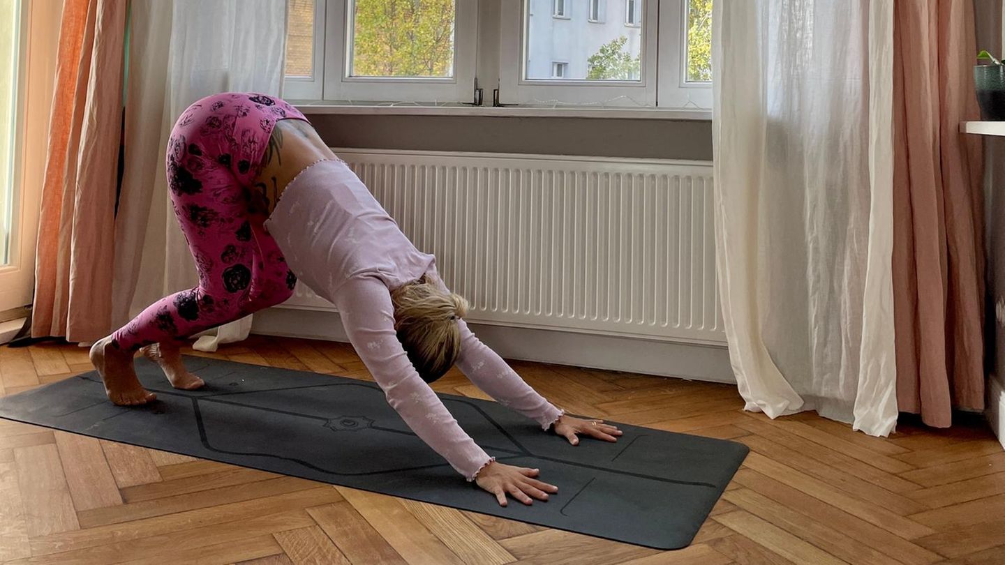 Jelena Lieberberg im herabschauenden Hund