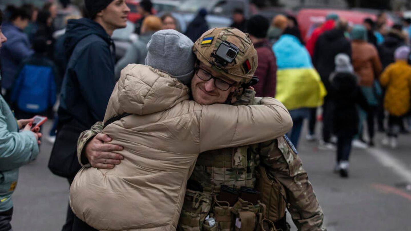 Eine Frau umarmt einen ukrainischen Offizier