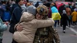 Eine Frau umarmt einen ukrainischen Offizier