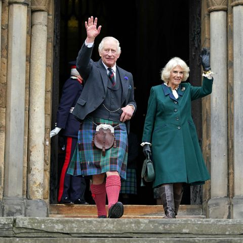 König Charles III. und Camilla winken beim Verlassen der Abbey von Dunfermline