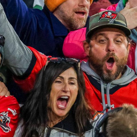 NFL-Fans in der Allianz Arena feiern während des Spiels zwischen Tampa Bay und Seattle