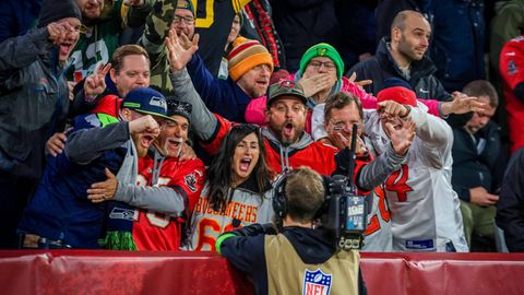 NFL-Fans in der Allianz Arena feiern während des Spiels zwischen Tampa Bay und Seattle