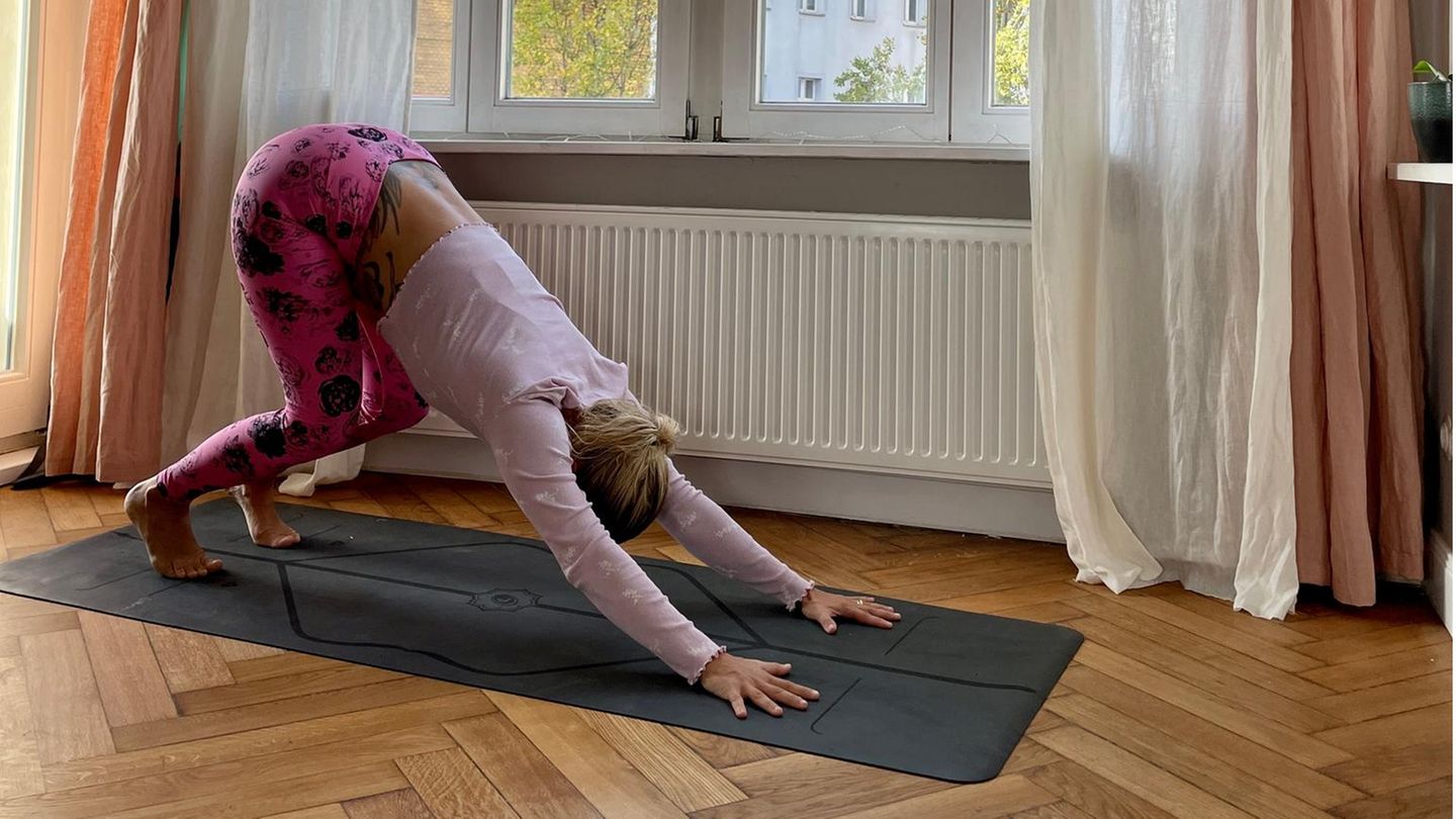 Jelena Lieberberg im herabschauenden Hund