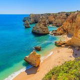 Die Felsenküste an der Algarve in Portugal