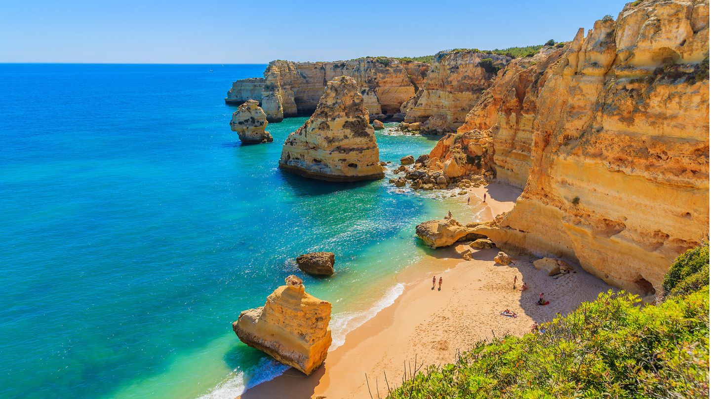 Die Felsenküste an der Algarve in Portugal
