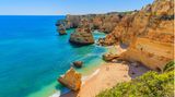 Die Felsenküste an der Algarve in Portugal.