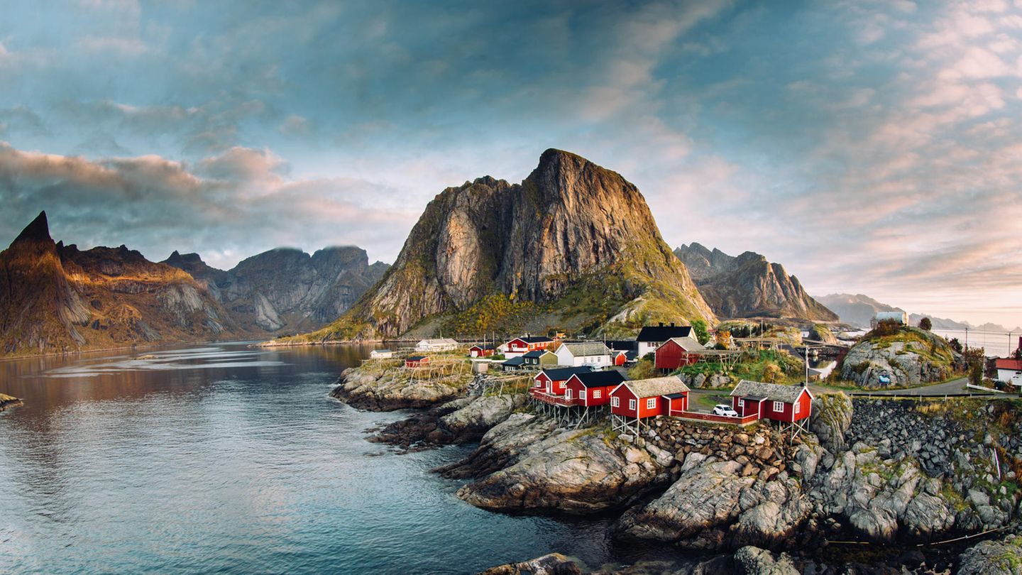Ein kleines Fischerdorf mit roten Häusern in Norwegen.