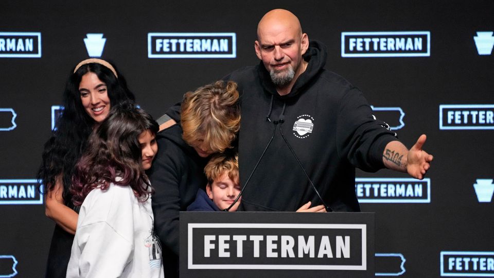 Der Demokrat John Fetterman mit seiner Familie bei einer Wahlkampfveranstaltung zu den Midterms