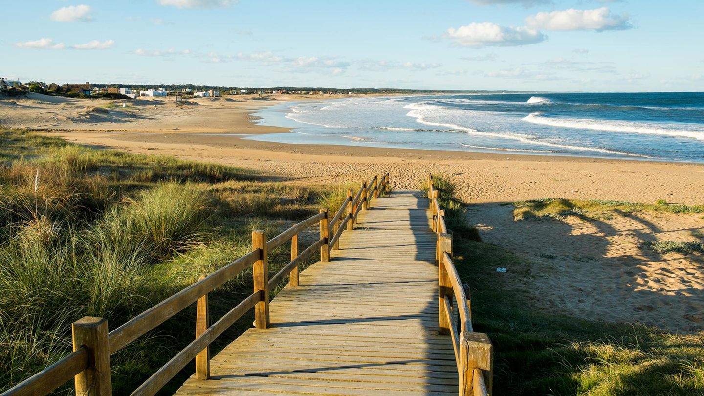 Ein Steg führt durch die Dünen zum Strand in Uruguay