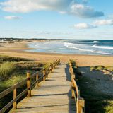 Ein Steg führt durch die Dünen zum Strand in Uruguay