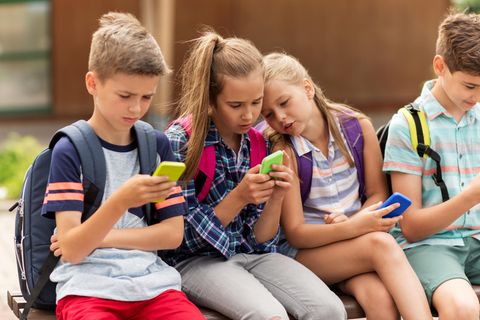 Schülerinnen und Schüler mit Smartphones