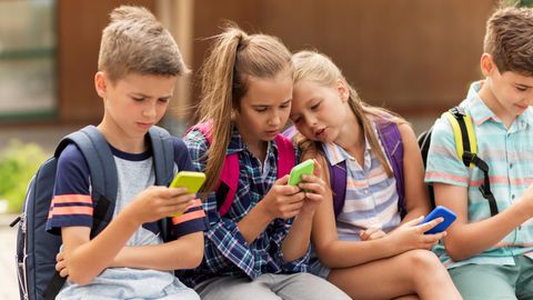 Schülerinnen und Schüler mit Smartphones