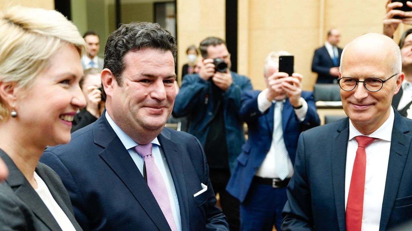 Manuela Schwesig, Hubertus Heil und Peter Tschentscher stehen vor der Sitzung des Bundesrats zusammen