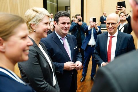 Manuela Schwesig, Hubertus Heil und Peter Tschentscher stehen vor der Sitzung des Bundesrats zusammen