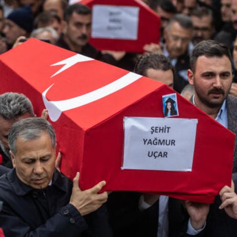 In Istanbul tragen Menschen die Särge von den Opfern des Anschlags von Sonntag