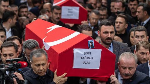 In Istanbul tragen Menschen die Särge von den Opfern des Anschlags von Sonntag