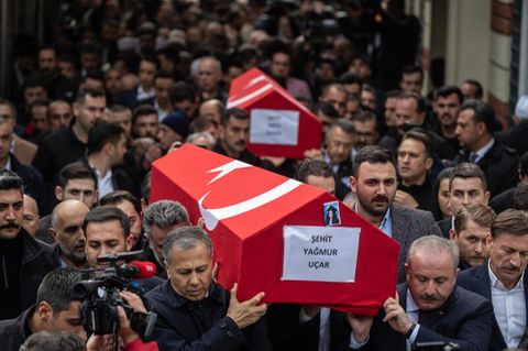 In Istanbul tragen Menschen die Särge von den Opfern des Anschlags von Sonntag