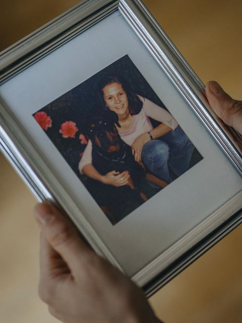 Fraukes Mutter hält ein Foto von Frauke