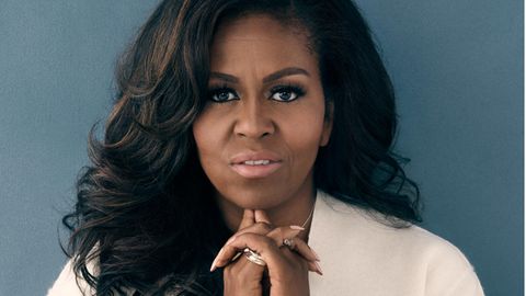 Michelle Obama Portrait mit gefalteten Händen