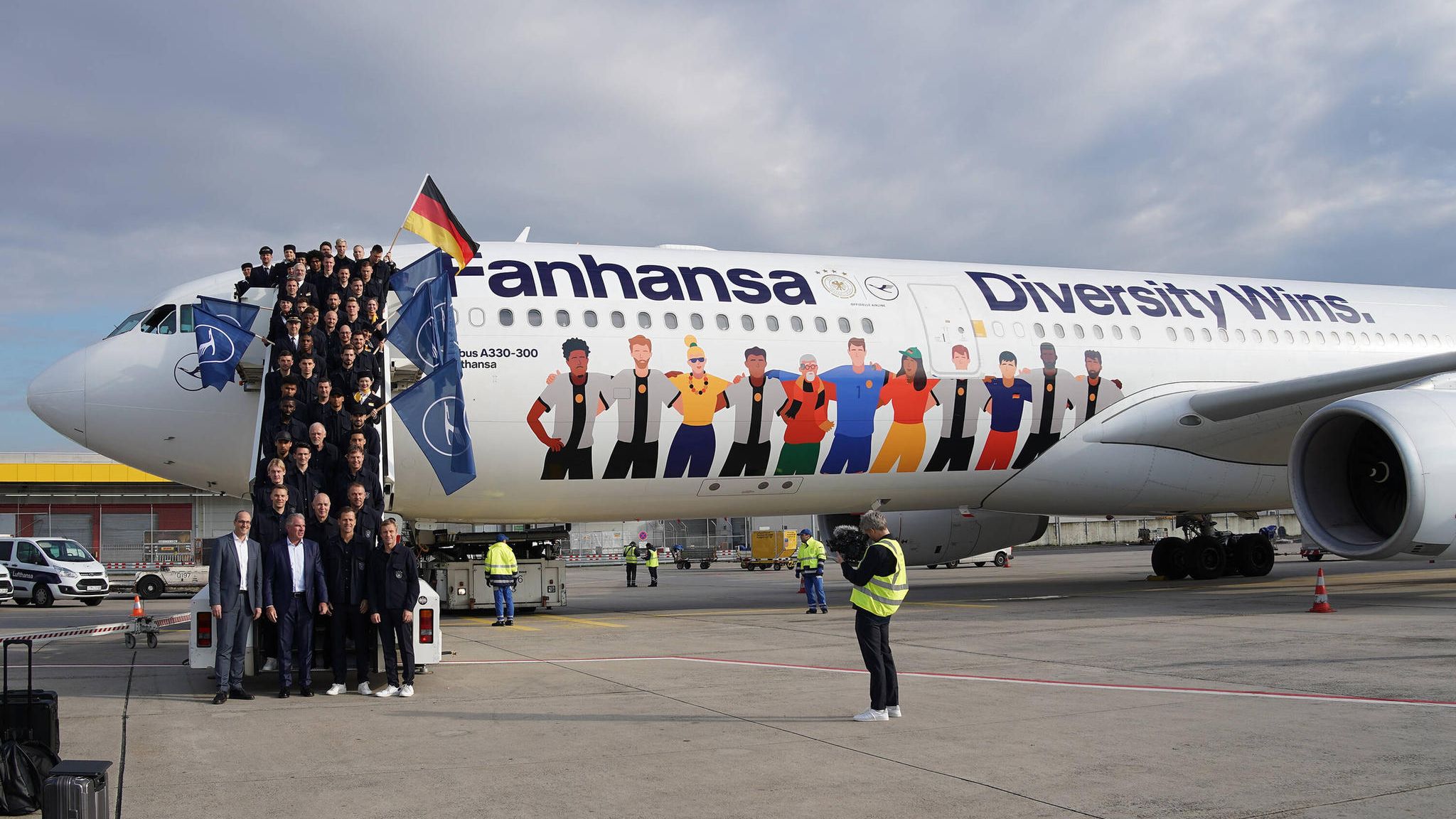 Der Fanhansa Airbus von Lufthansa fliegt als Botschafter  