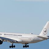 Seit Juni ist der in München stationierte Airbus A350-900 mit einer speziellen Aufschrift unterwegs, um zu verdeutlichen, dass dieser Flugzeugtyp nur noch 2,5 Liter pro Passagier auf 100 Flugkilometern verbraucht. 