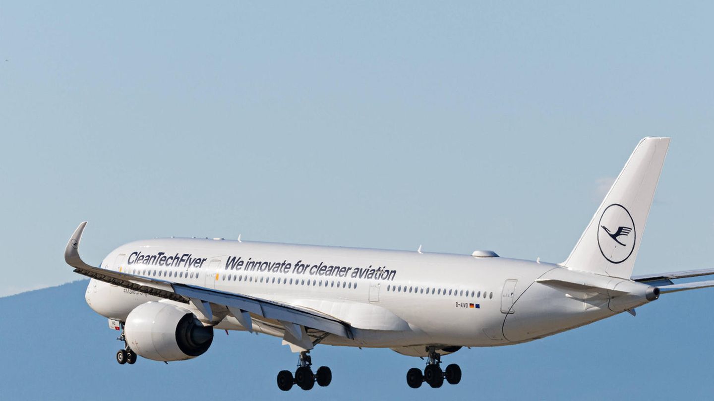 Seit Juni ist der in München stationierte Airbus A350-900 mit einer speziellen Aufschrift unterwegs, um zu verdeutlichen, dass dieser Flugzeugtyp nur noch 2,5 Liter pro Passagier auf 100 Flugkilometern verbraucht. 