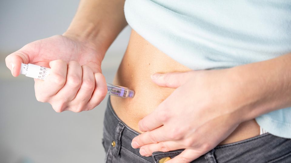 Ozempic-Diät: Eine Frau spritzt sich Insulin (Symbolfoto)
